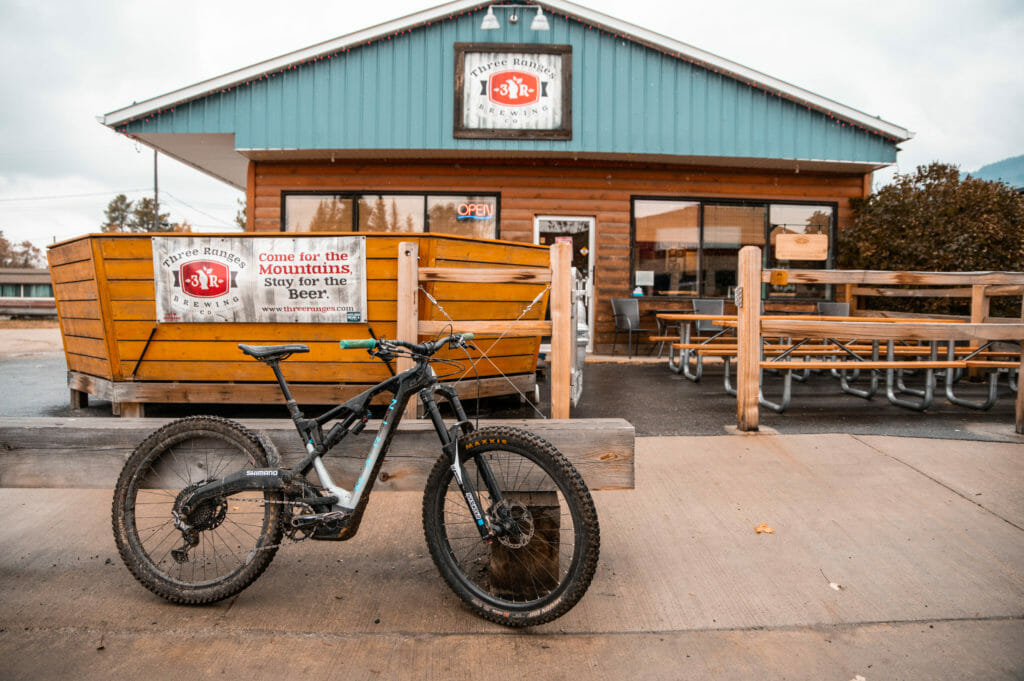 image of mountain bike parked outside of Three Ranges Brewing Company in Valemount, BC