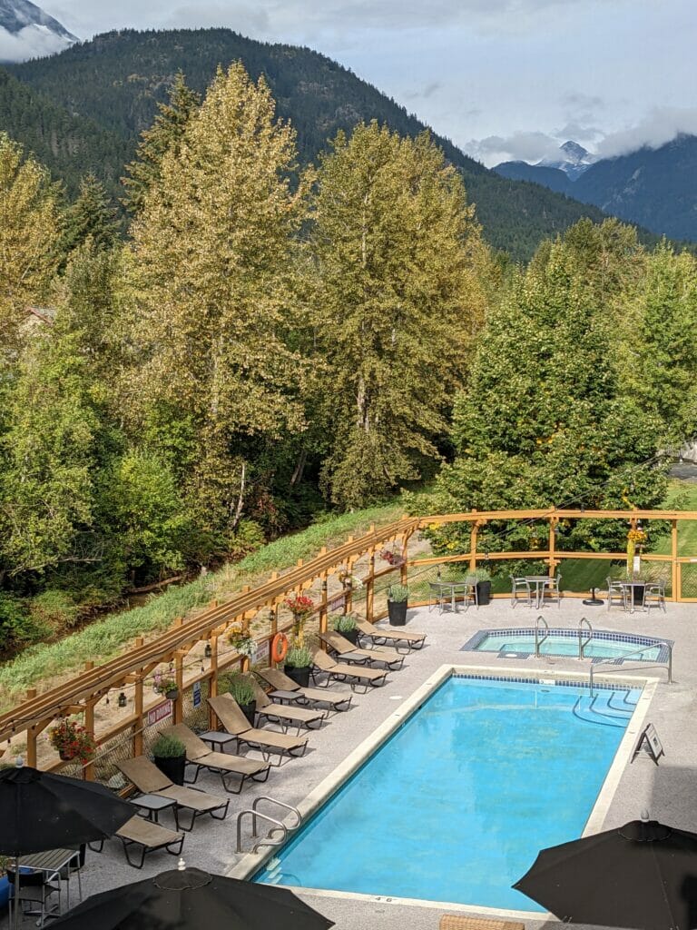 The outdoor pool and hot tub at Pemberton Lodge